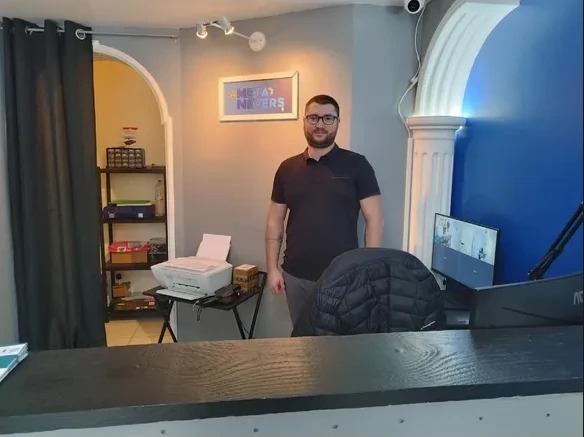 Brieuc Simon debout dans les locaux de META NEVERS, derrière le comptoir